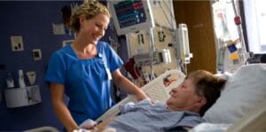 ما هو دور العناية المركزة المنزلية في رعاية كبار السن؟