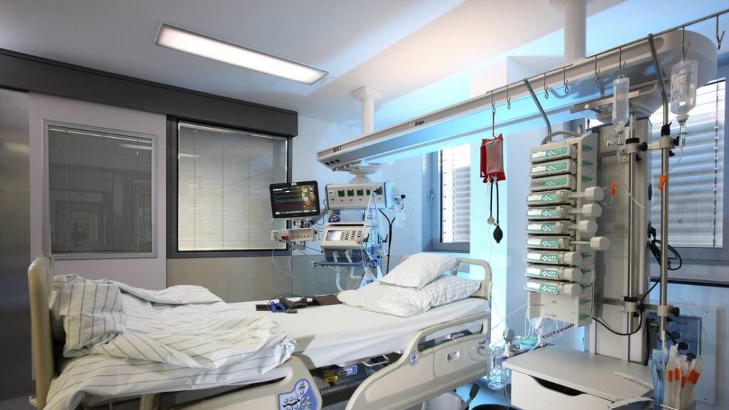 ما هي الأجهزة الطبية المتوفرة في العناية المركزة المنزلية؟